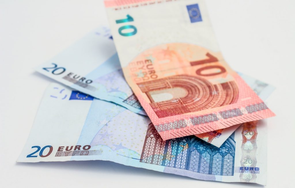 Notas de euro - trabalhar em navio de cruzeiros Notas de euro - trabalhar em navio de cruzeiros