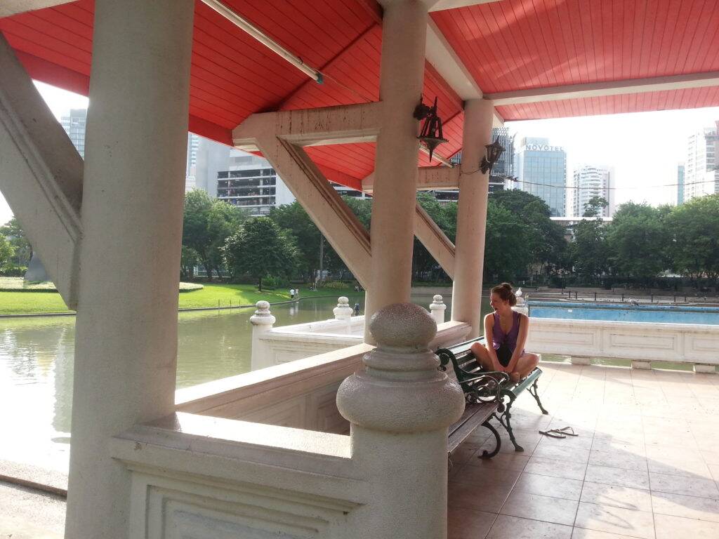 Eu morta de sono no Benjasiri Park, Bangkok