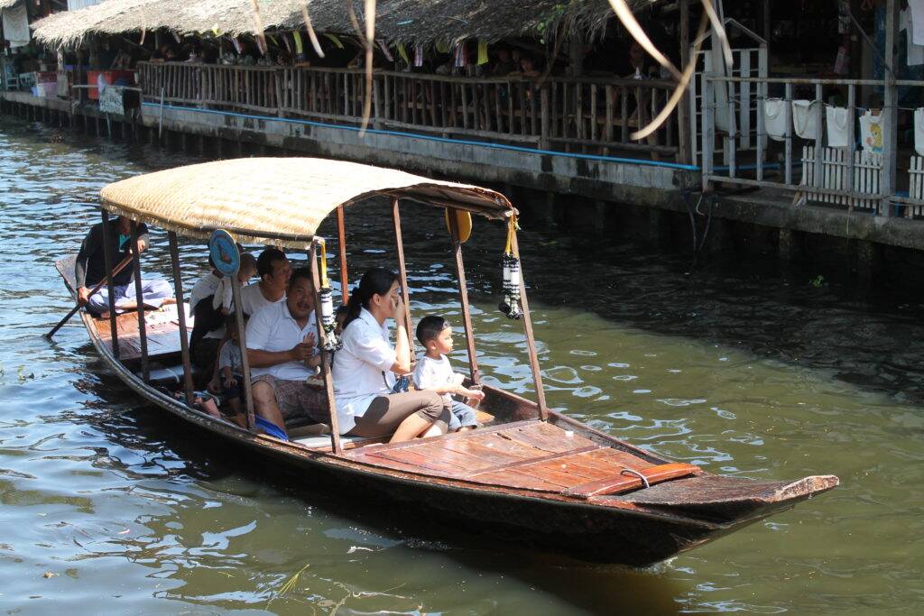 Moradores locais usando os barcos como transporte - Khlong Lat Mayom - Taling Chan Moradores locais usando os barcos como transporte - Khlong Lat Mayom - Taling Chan
