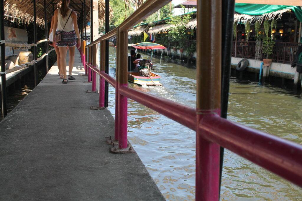 Skywalk que beira o canal do mercado Khlong Lat Mayom-Taling Chan Skywalk que beira o canal do mercado Khlong Lat Mayom-Taling Chan