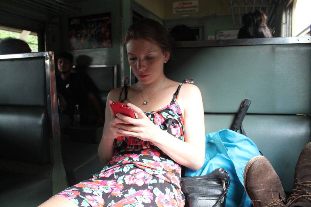 Escrevendo este post no ordinary train #liveexperience - Trem na Tailândia Escrevendo este post no ordinary train #liveexperience - Trem na Tailândia