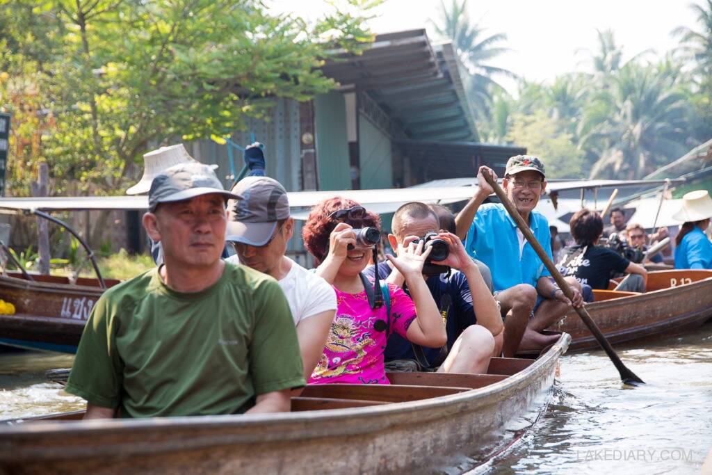 Turistas no Mercado Flutuante de Damnon Saduak | Foto: Lake Diary Turistas no Mercado Flutuante de Damnon Saduak | Foto: Lake Diary