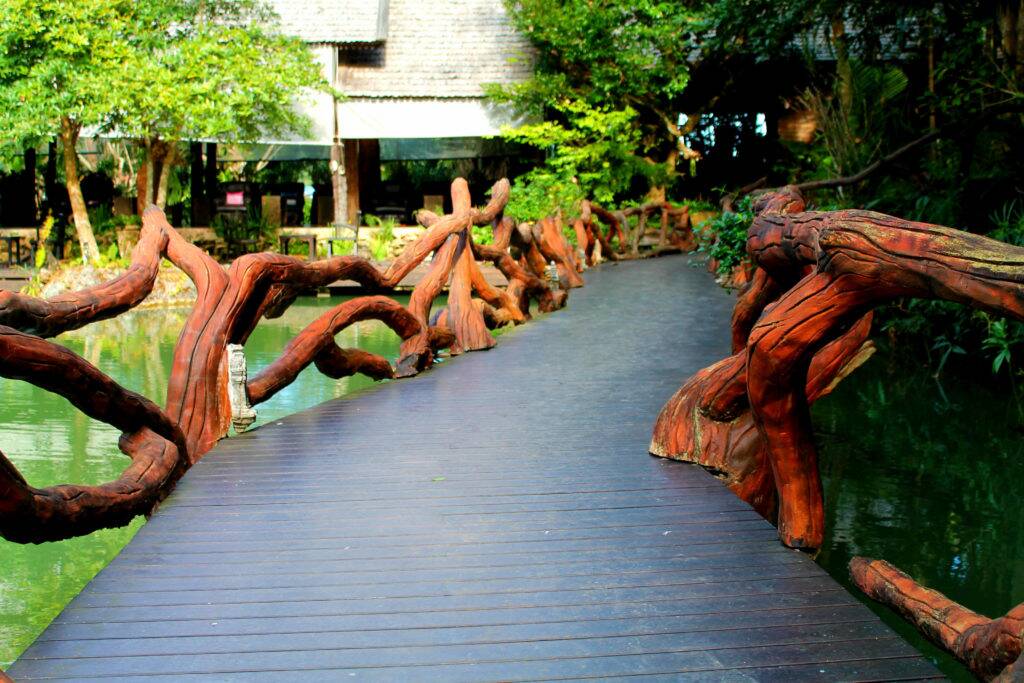 Pequena ponte sobre o lago com carpas, que leva ao Spa - Panviman Chiang Mai Spa Resort Pequena ponte sobre o lago com carpas, que leva ao Spa - Panviman Chiang Mai Spa Resort