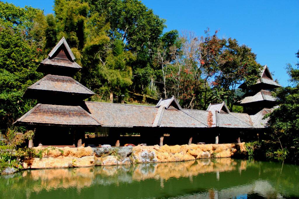 Uma parte aberta do Spa em frente ao lago com as carpas - Panviman Chiang Mai Spa Resort Uma parte aberta do Spa em frente ao lago com as carpas - Panviman Chiang Mai Spa Resort