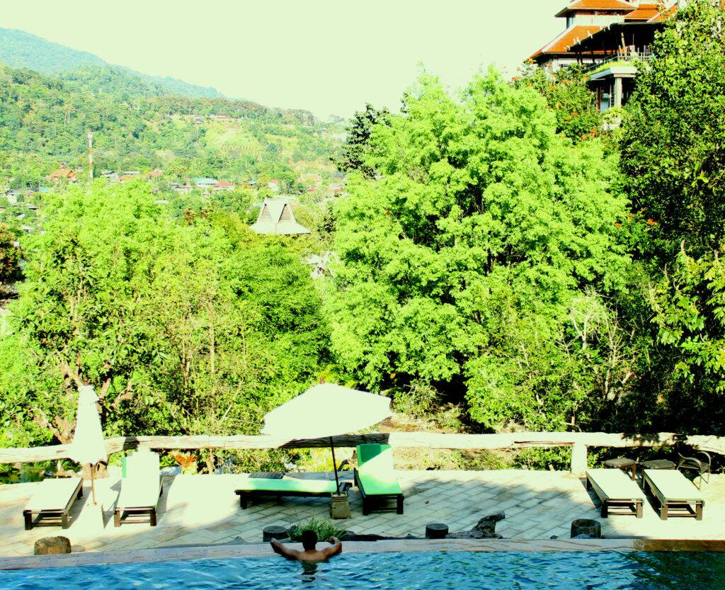 Panviman Chiang Mai Spa Resort - piscina e muita área verde em volta