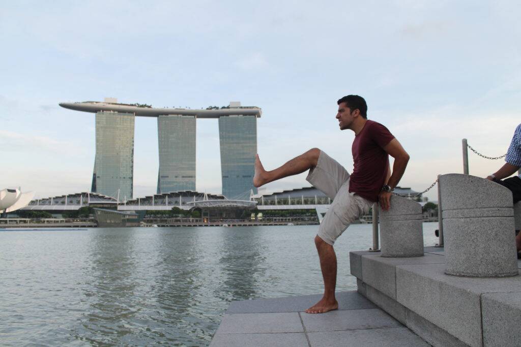 Bruno tentando derrubar o Marina Bay Sands, famoso hotel de Singapura - viagem pelo Sudeste asiatico Bruno tentando derrubar o Marina Bay Sands, famoso hotel de Singapura - viagem pelo Sudeste Asiatico