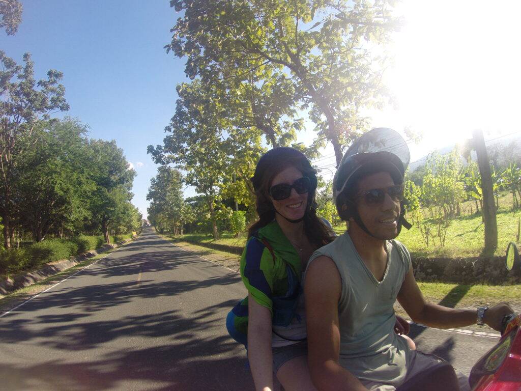 Nós andando com a nossa companheira de aventuras pelas ruas de Chiang Mai - viagem pelo sudeste asiatico Nós andando com a nossa companheira de aventuras pelas ruas de Chiang Mai - viagem pelo sudeste asiatico