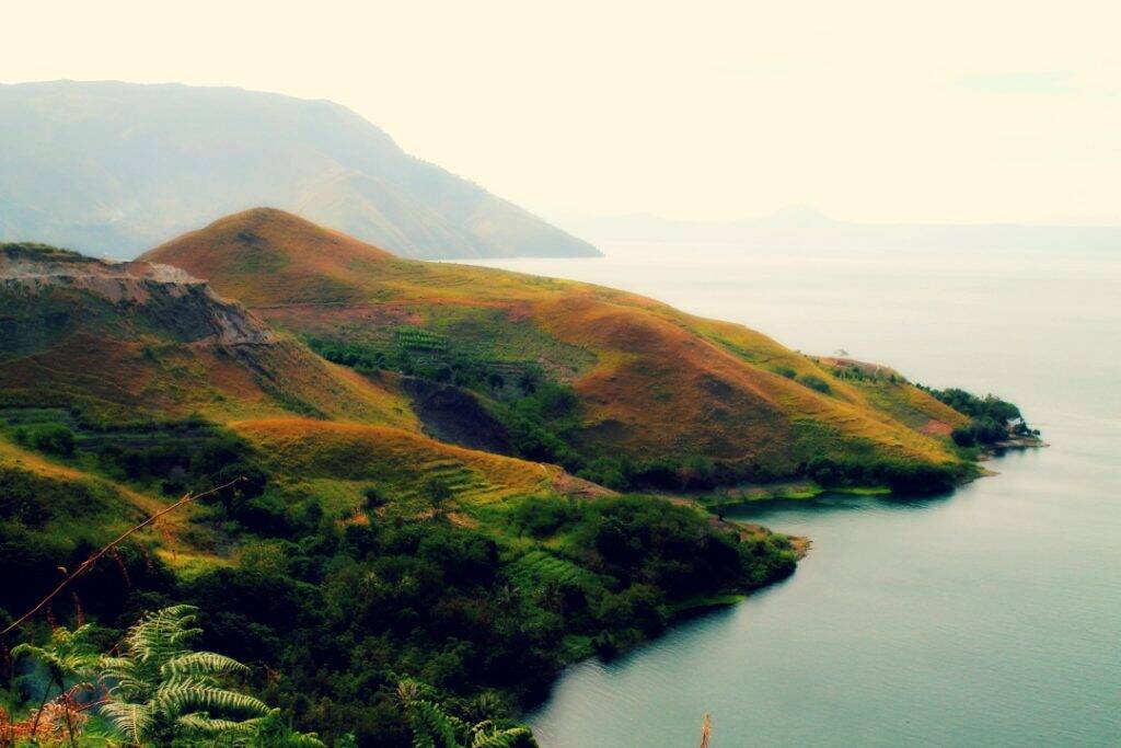 Vista de Samosir para o Lago Toba, maior lago vulcânico do mundo. dez imagens