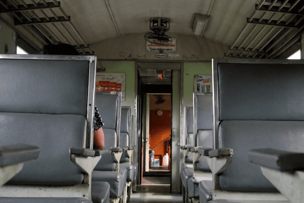 Vagão de trem na Tailândia - ordinary train Vagão de trem na Tailândia - ordinary train