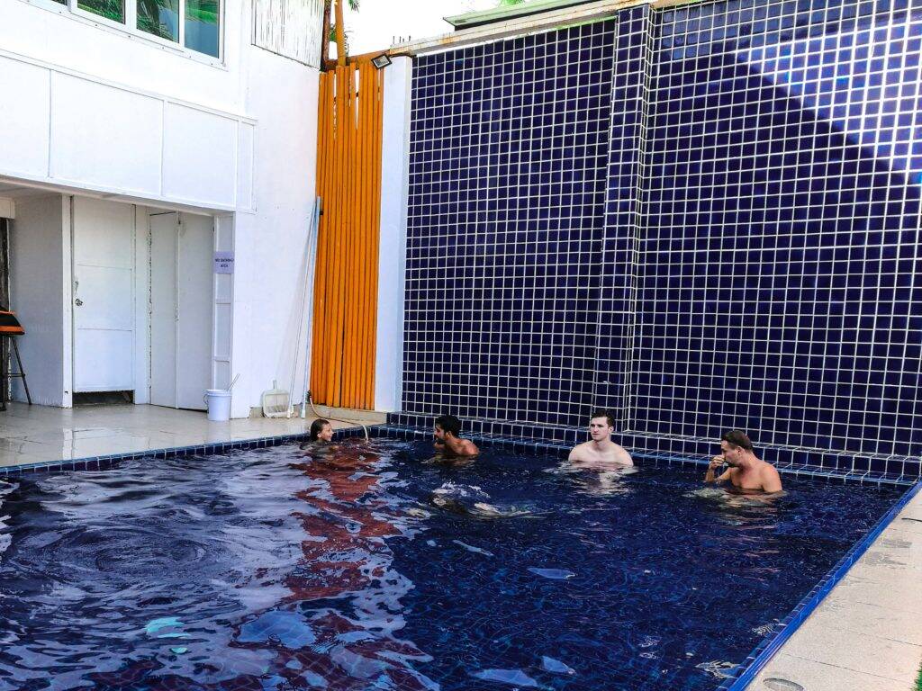 Brincando com a menininha russa na piscina do hotel - emergencia na Tailândia _ World Nomads