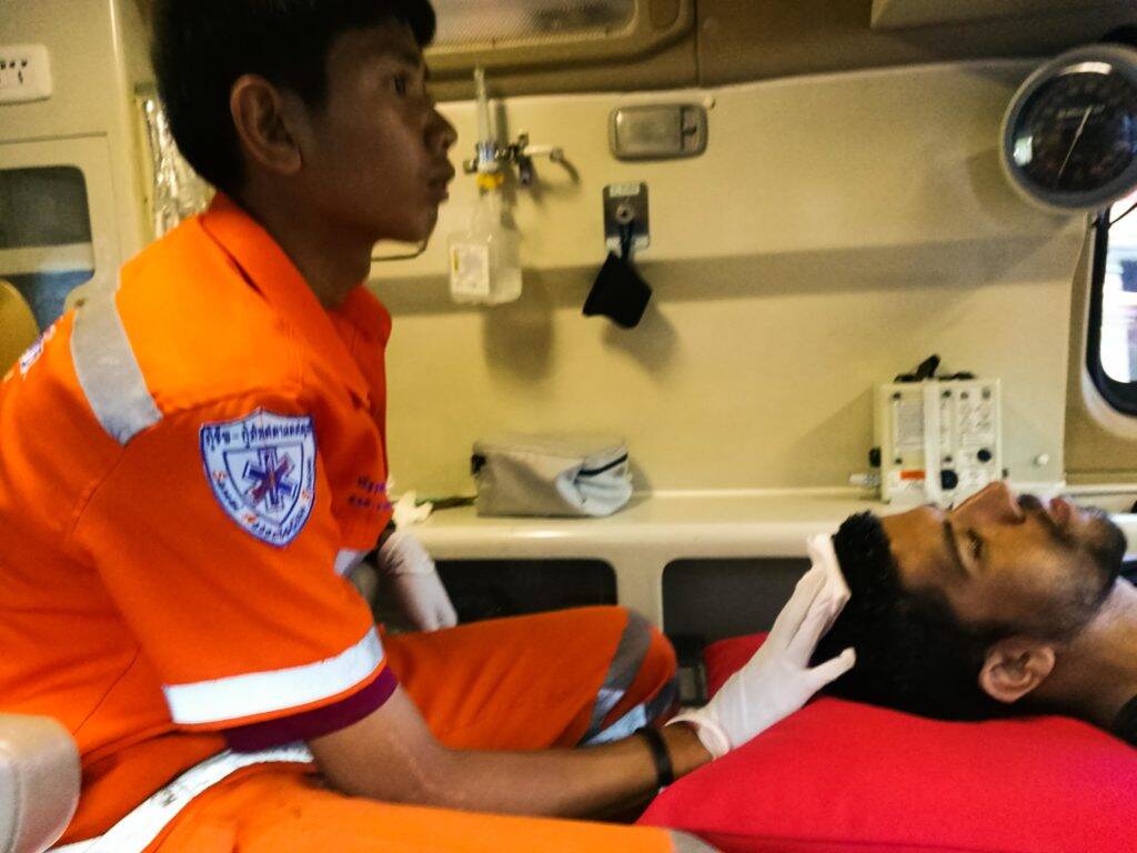 Na ambulância enquanto o enfermeiro trocava a gaze que enchia de sangue - emergência na Tailândia - World Nomads