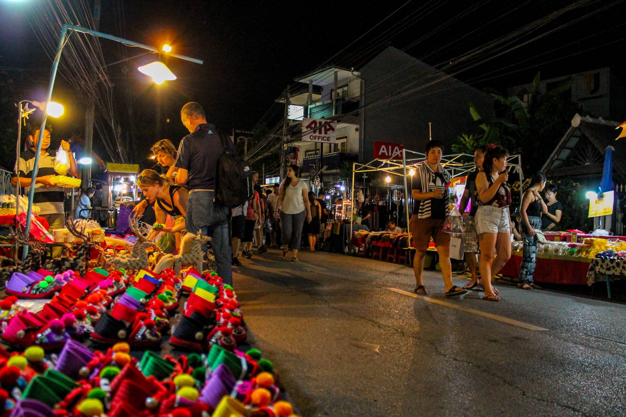Mercado noturno de Chiang Mai | Foto: Bruno/@naproadavida - Onde ficar em Chiang Mai