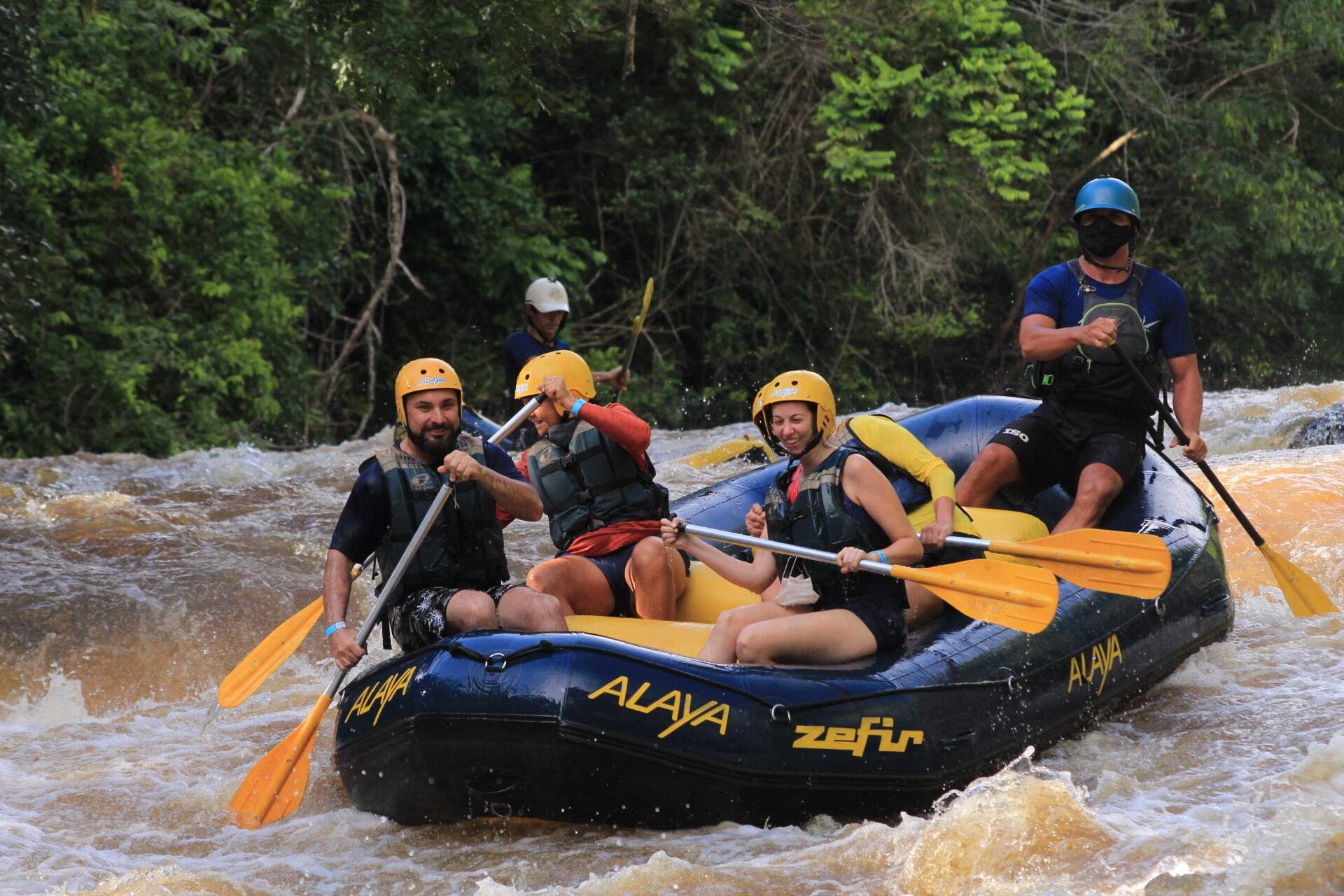 Sugestão para fazer ao viajar nas férias de julho: Rafting em Brotas (São Paulo).