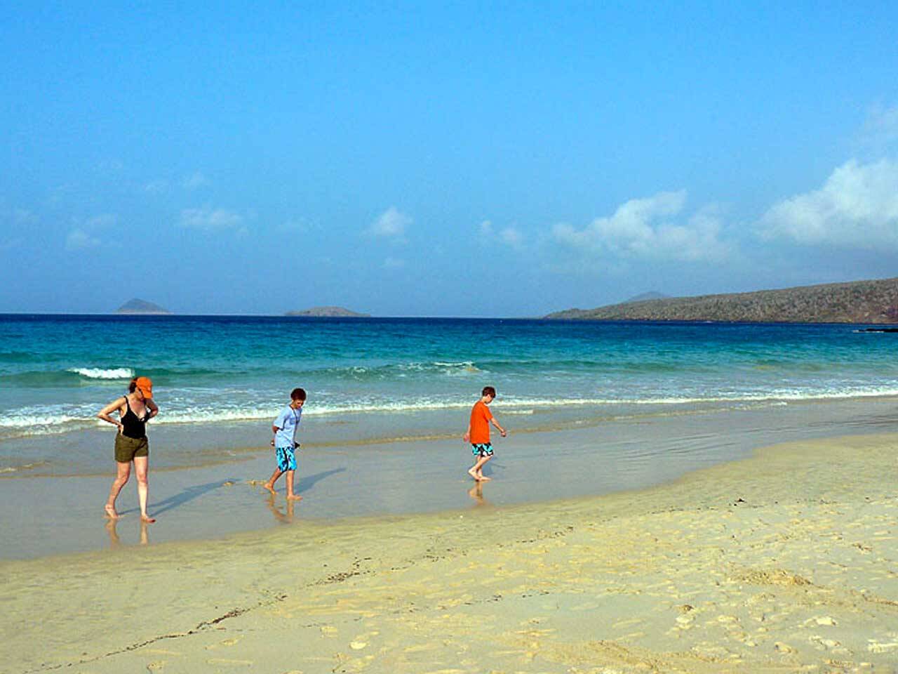 Praia de areia colorida em Punta Cormorant em Galapágos. 