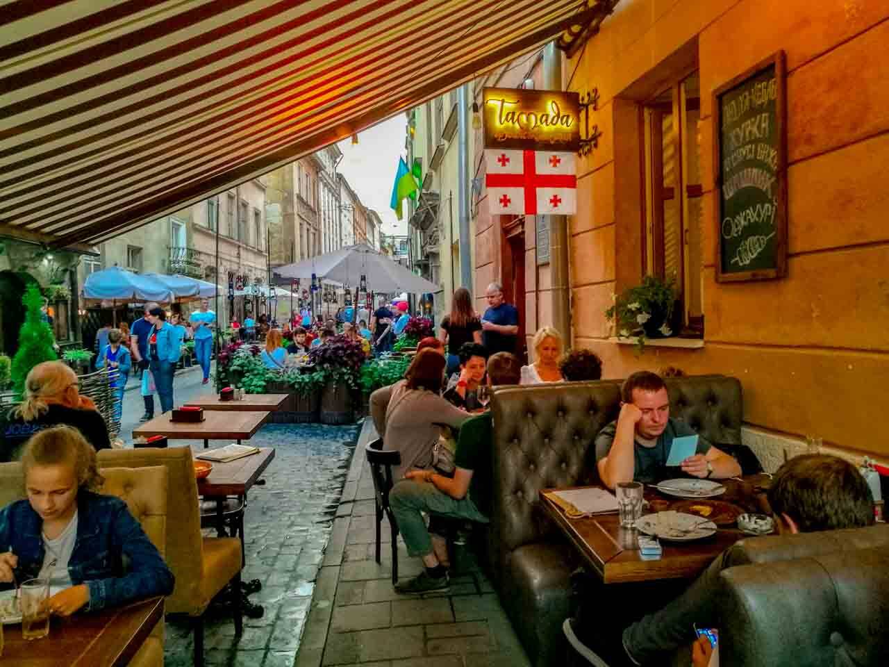 Restaurante de comida da Geórgia em Lviv com preço bem acessível (uma das gastronomias que mais apreciamos no mundo!).
