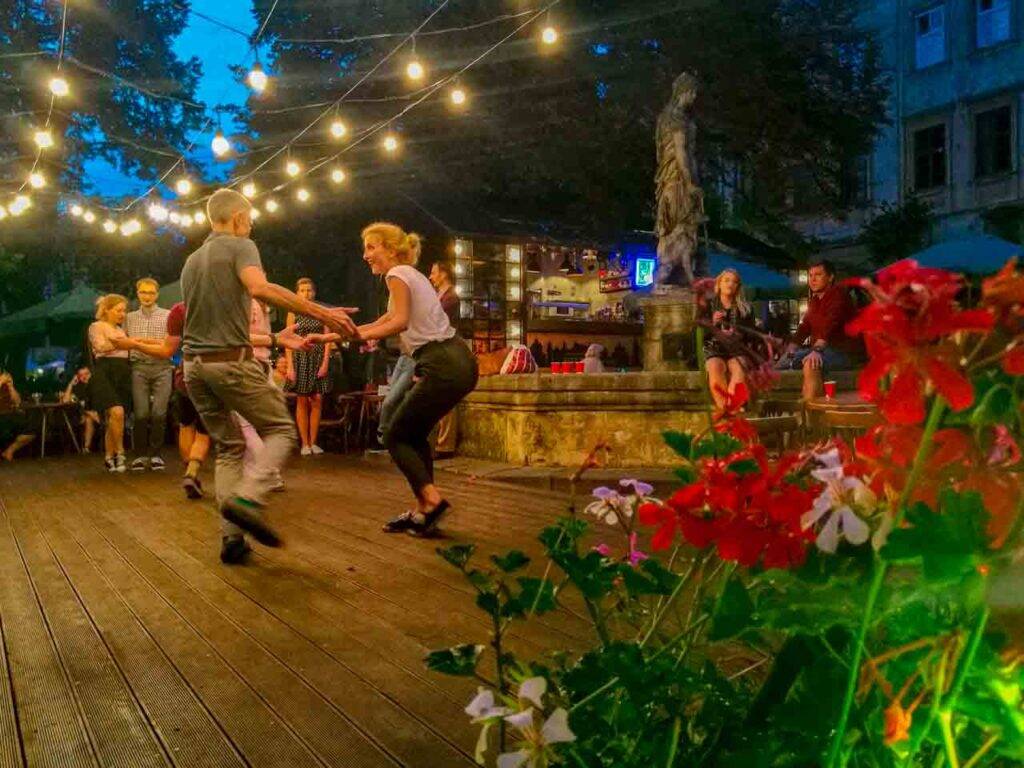 As noites dançantes e felizes de Lviv, na Ucrânia.