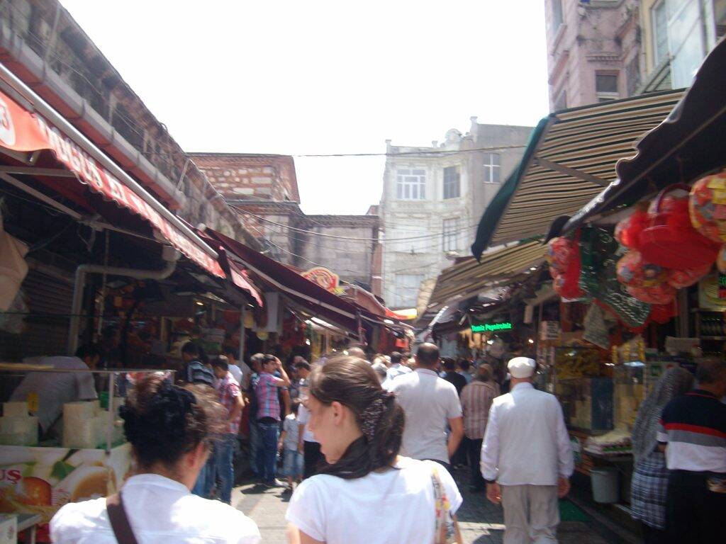 Movimentação do Grande Bazar, famoso mercado em Istambul