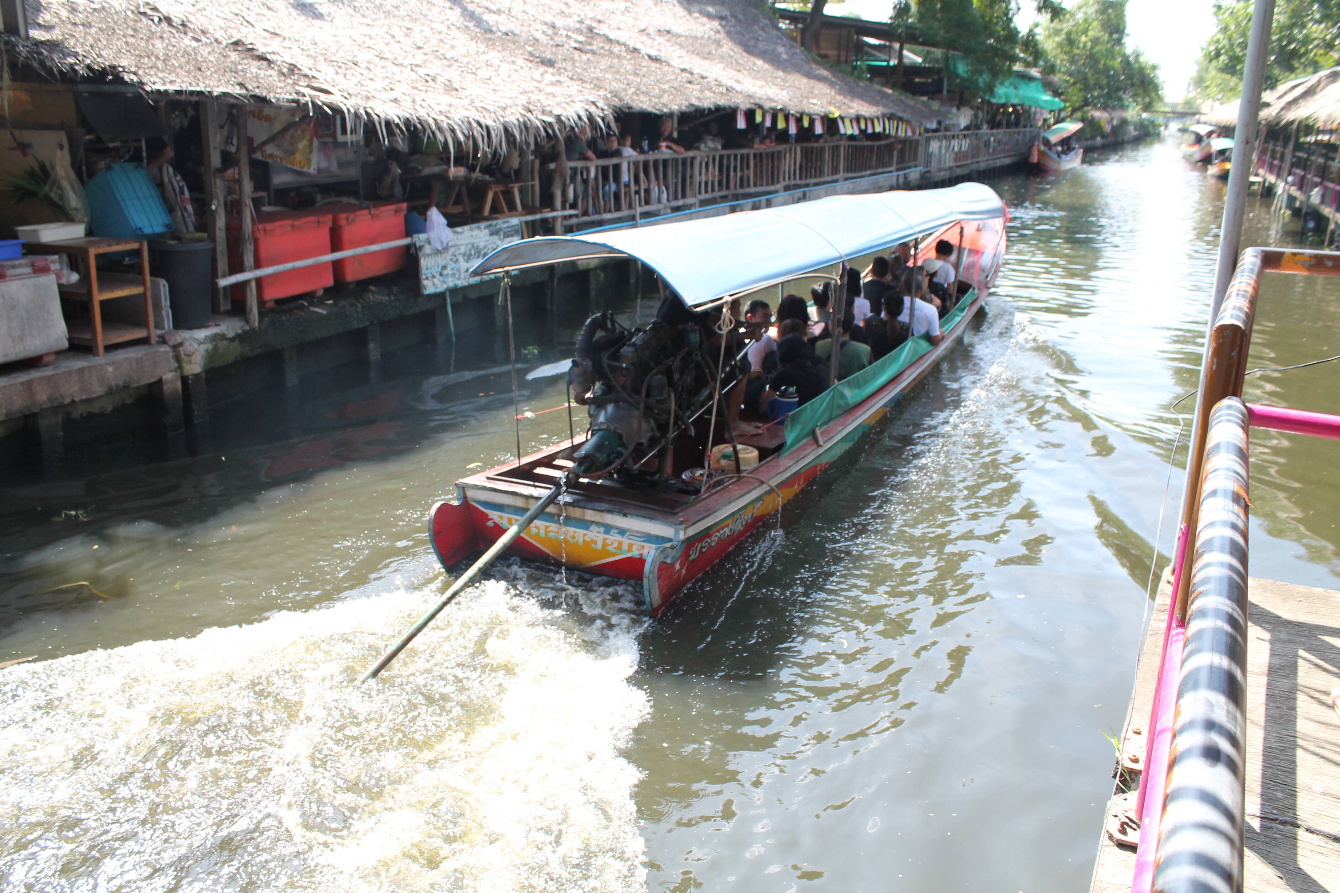 Longtail boats que cruzam os canais da região do Khlong Lat Mayom e Taling Chan - mercado flutuante