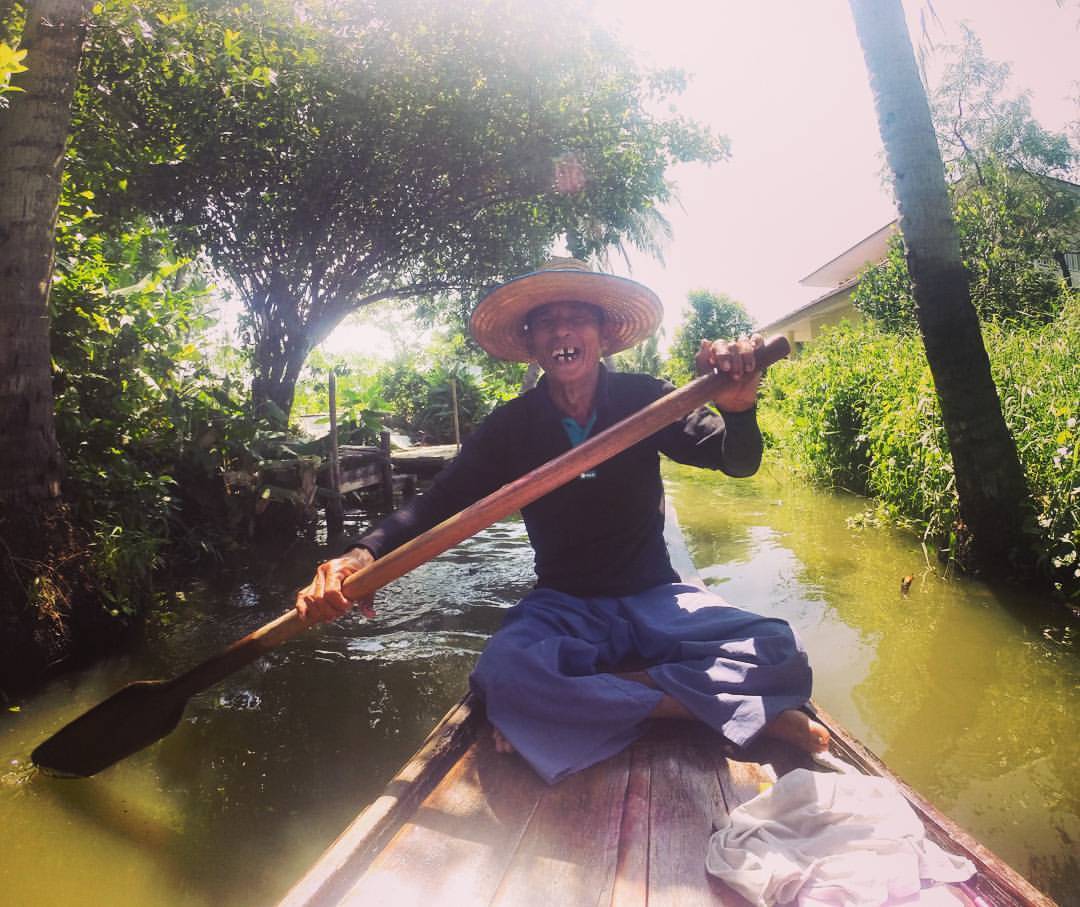 Senhor que rema e direciona o barco entre os canais do Khlong Lat Mayom