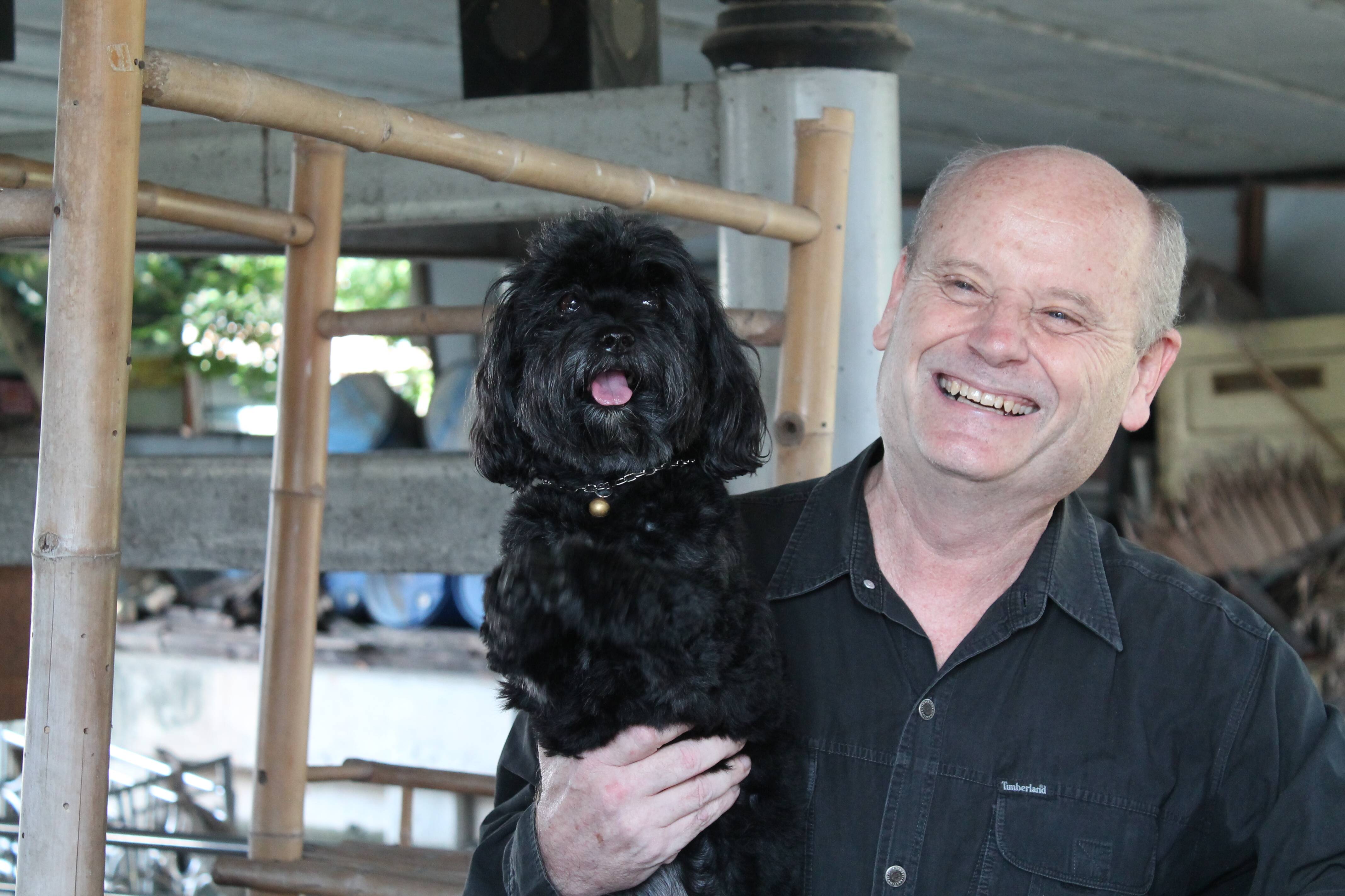 Jeff e Spinxs, o cachorro que faz o Wai - Taling Chan 