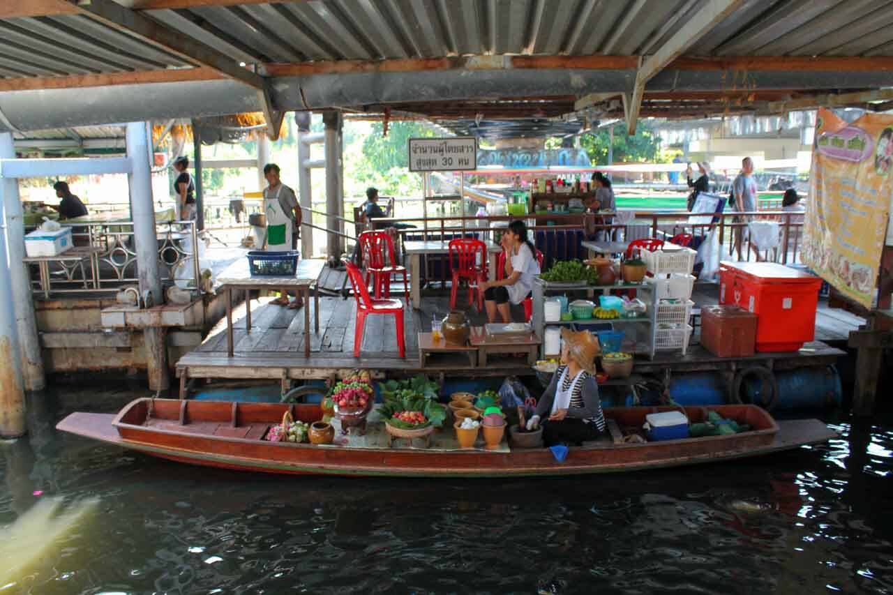 Um dos barquinhos do mercado flutuante de Taling Chan - mercado flutuante