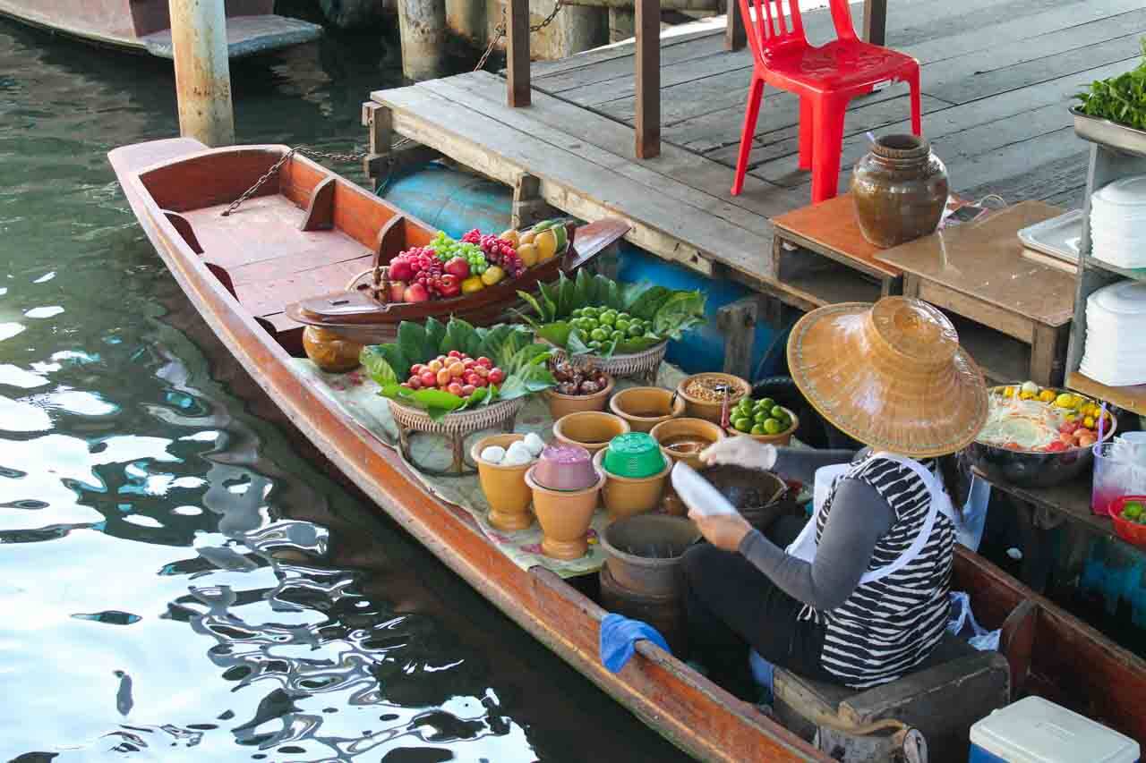 Vendedora no mercado flutuante - o que fazer em Bangkok