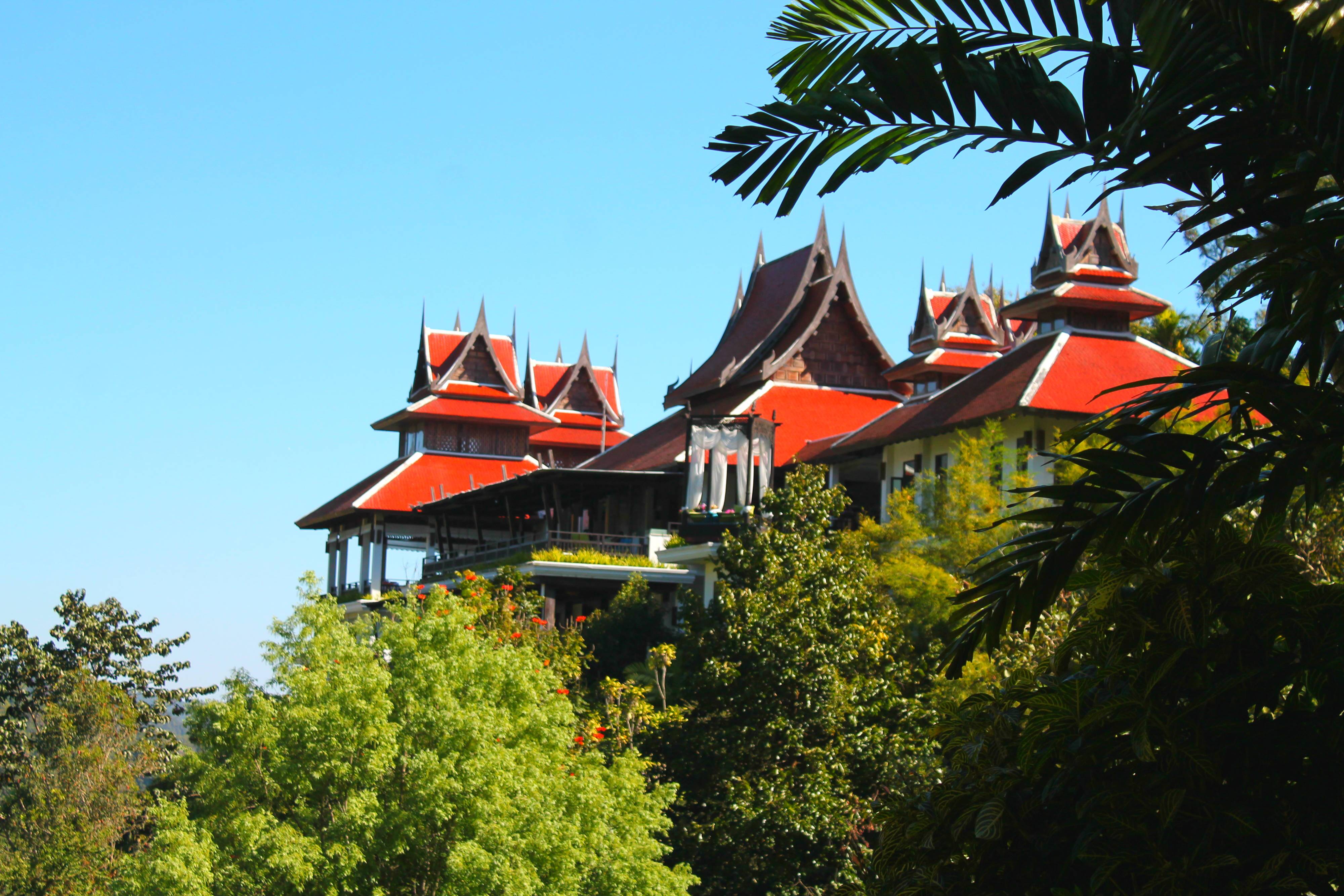 Panviman Chiang Mai Spa Resort - A parte da recepção e restaurante vistos desde a piscina