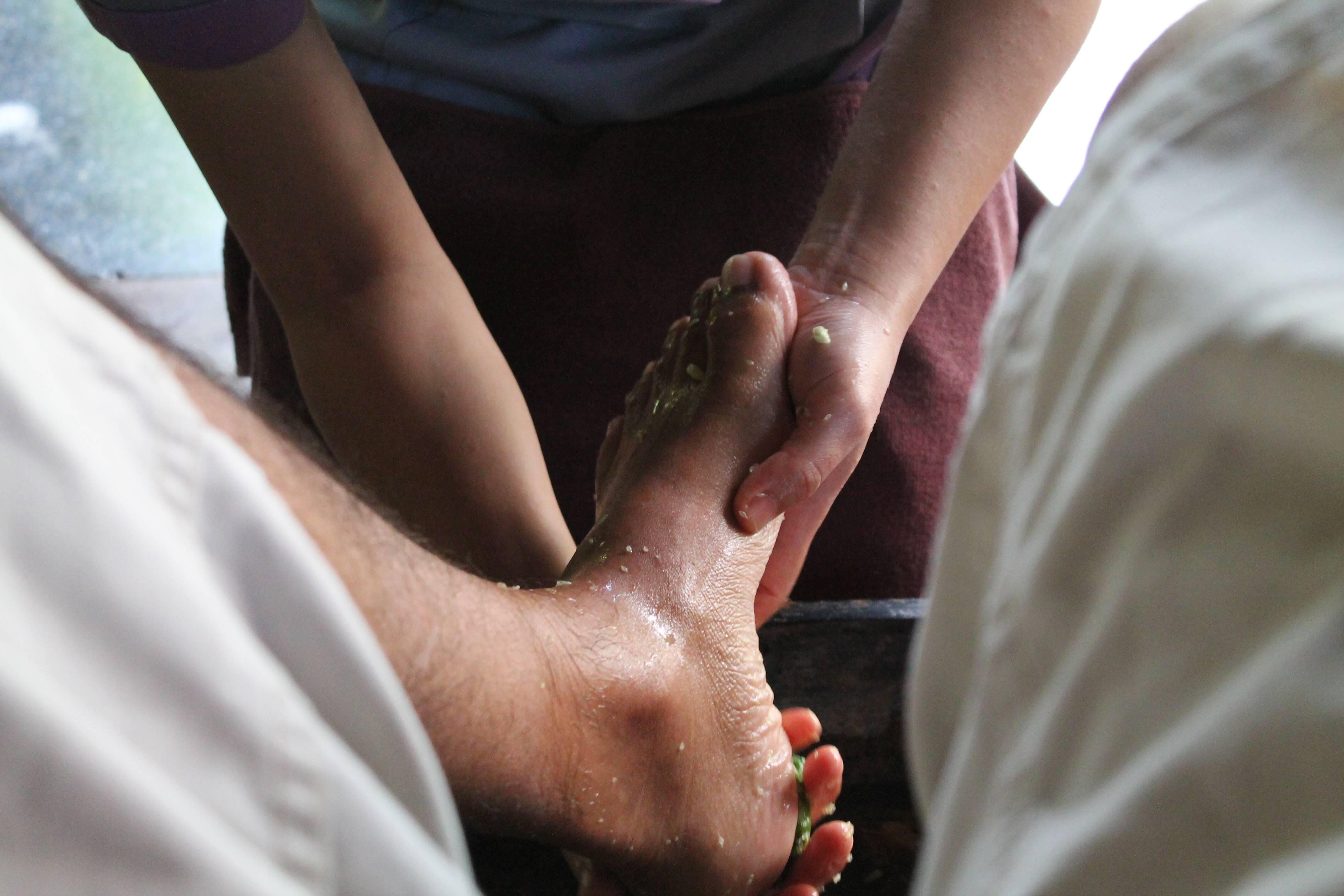 Panviman Chiang Mai Spa Resort - Início da massagem com esfoliação nos pés