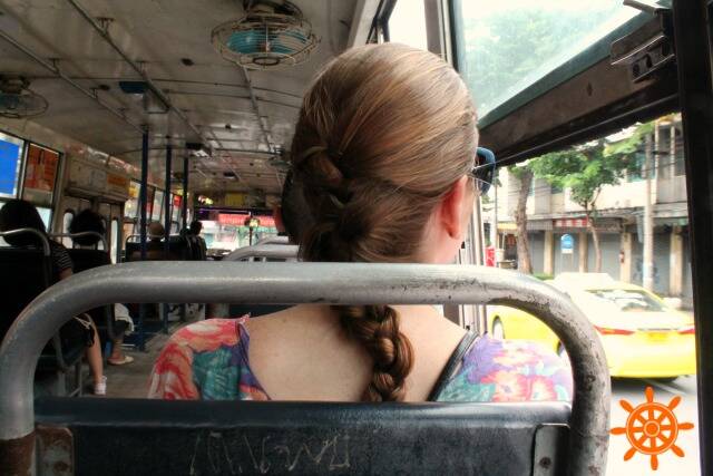 Comprando bilhete de ônibus na Ásia