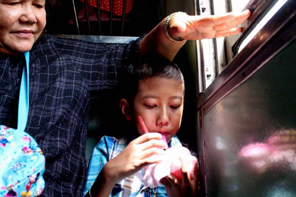 Vagão de trem na Tailândia - ordinary train