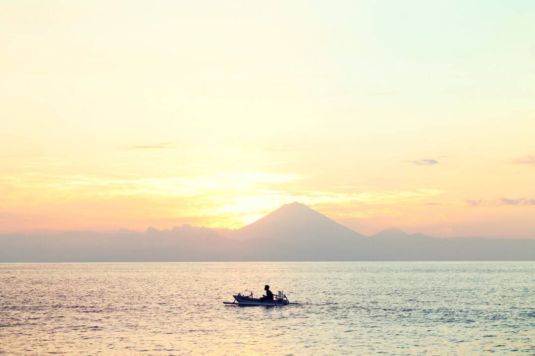 Pôr do sol da ilha de Lombok com vista para a ilha de Bali (Indonésia)
