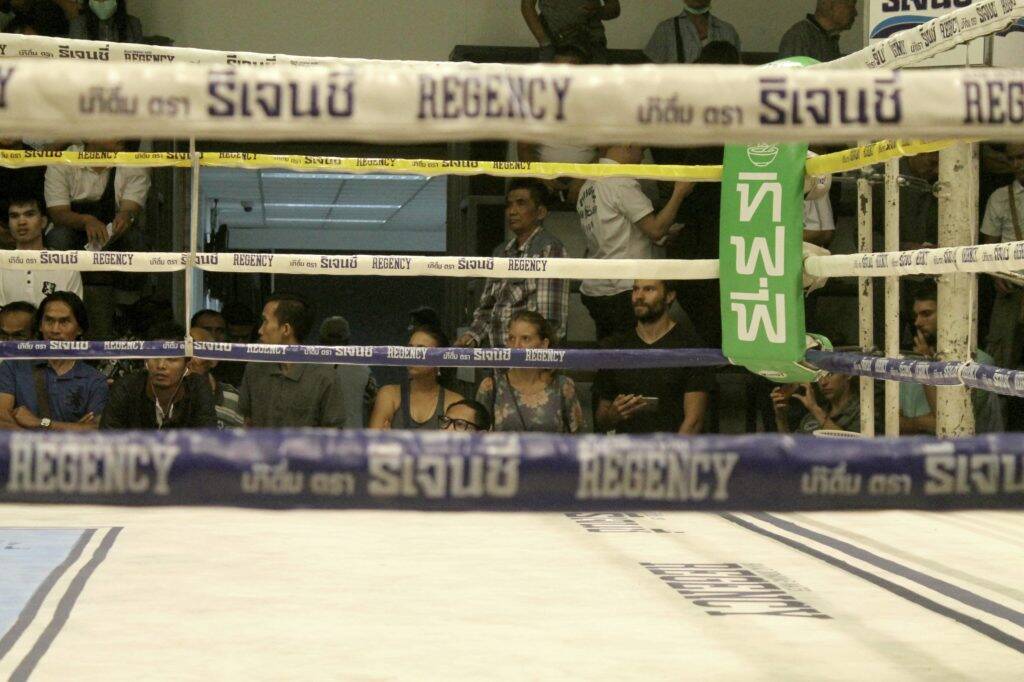 Victória assistindo a luta do boxe tailandês