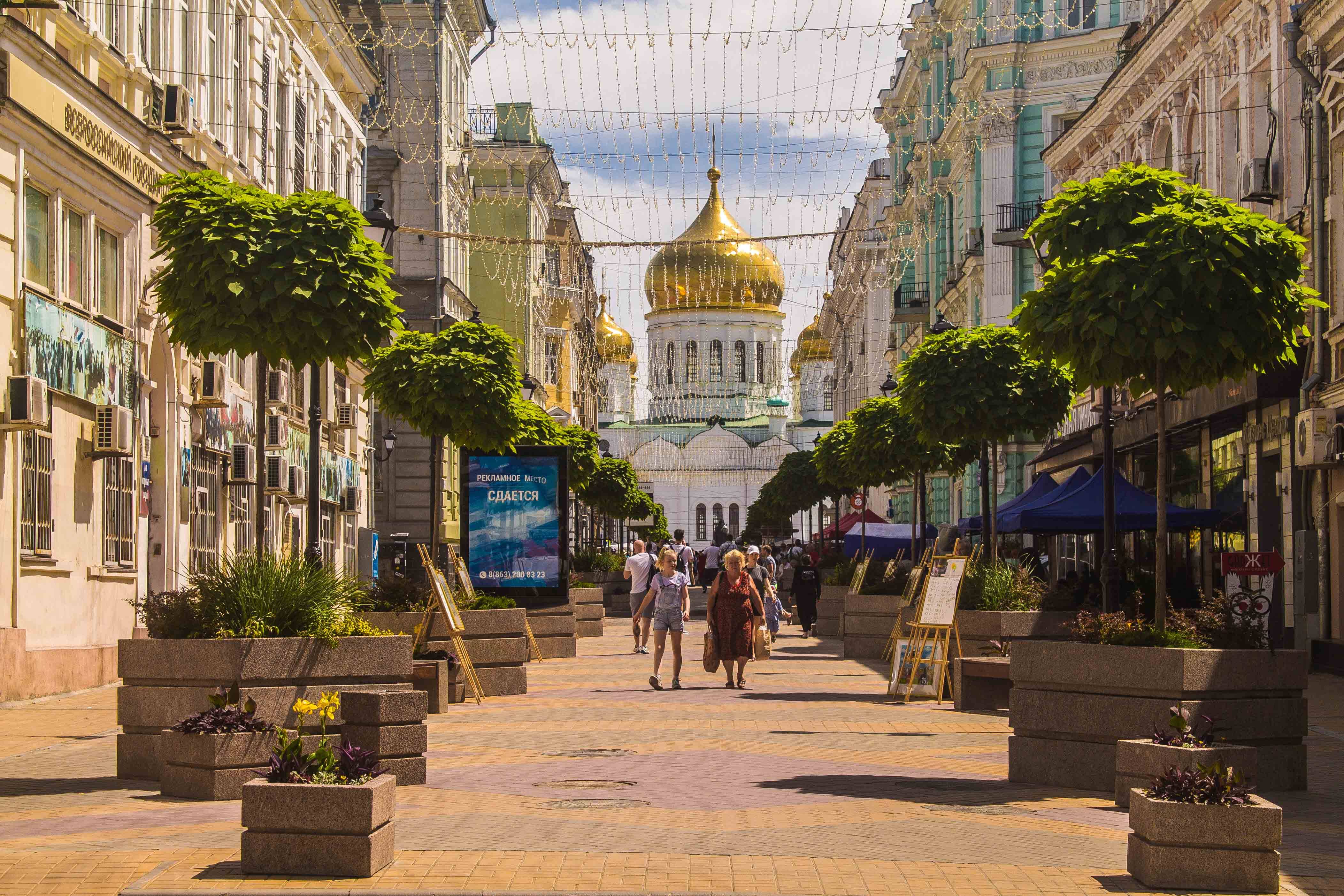 rua no centro de Rostov com a Catedral de Bogoroditsa ao fundo. cidades da Rússia