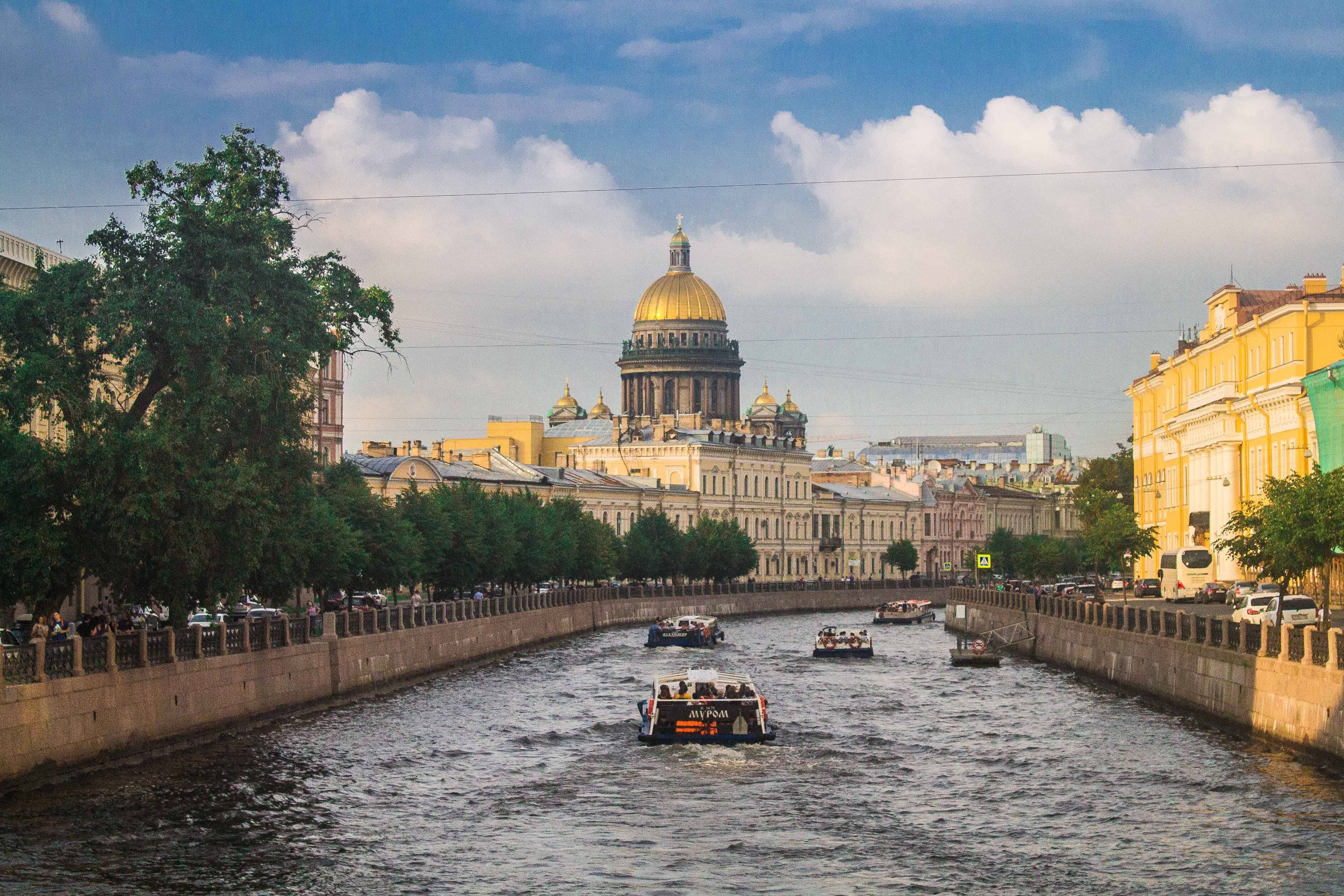 Um dos canais de São Petersburgo com a Catedral de São Isaac ao fundo - cidades da Rússia
