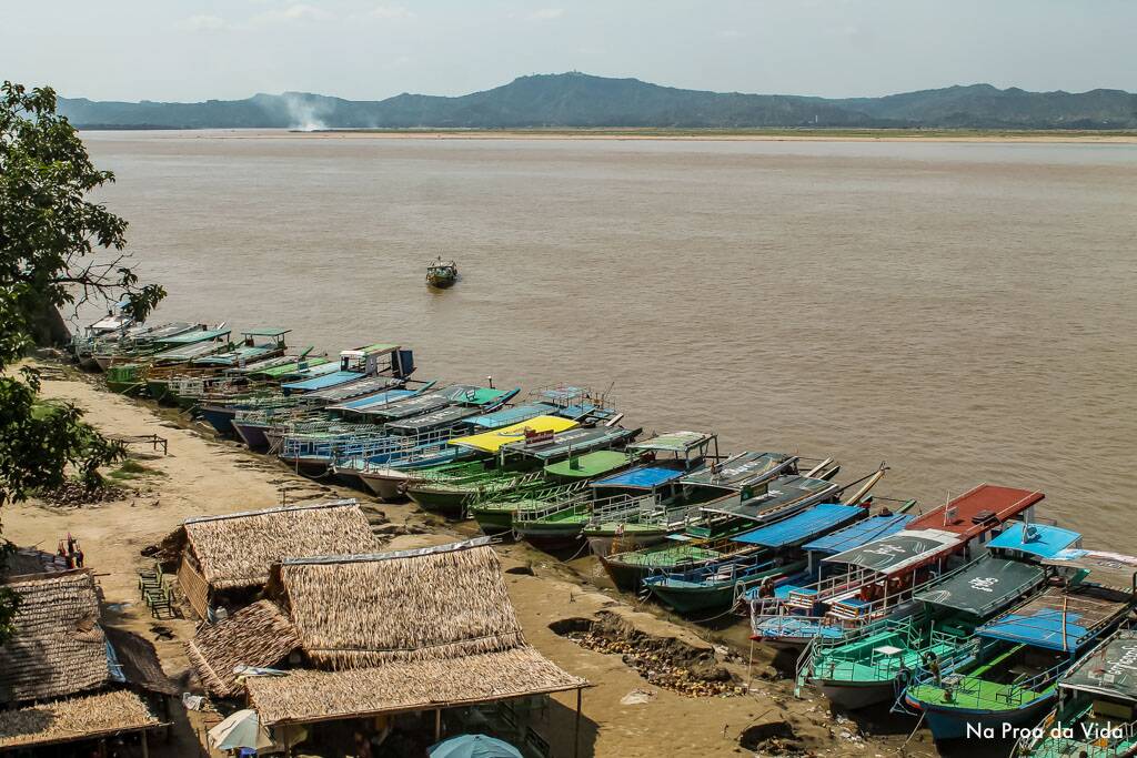 Barcos se aglomeram às margens do Rio Irrawaddy - passeios em Bagan