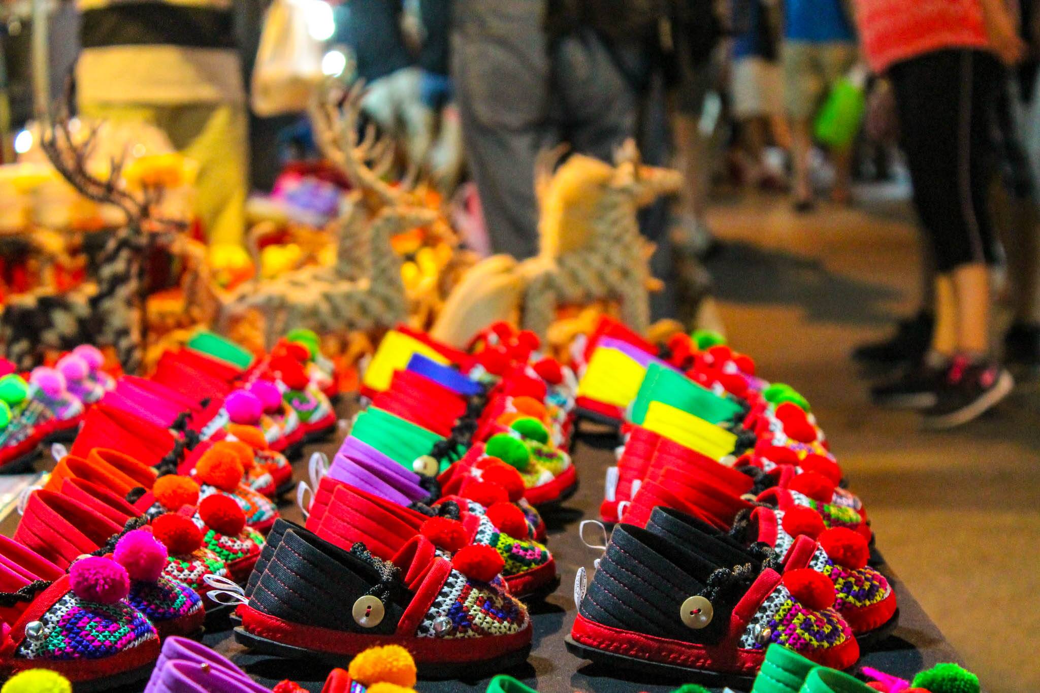 O paraíso dos viciados em compras: Chiang Mai Night Market.