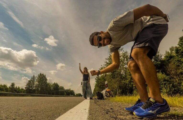 Pedindo carona no trecho entre Mir e Brest, na Bielorrússia. | Instagram: @naproadavida - registro de estadia na Bielorrússia