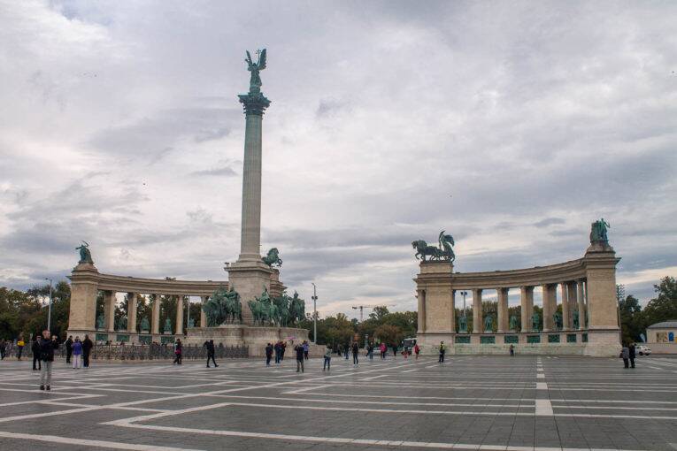 A Praça dos Heróis (Heroes Square) de Budapeste | Foto: Bruno/@naproadavida - O que fazer em Budapeste de graça