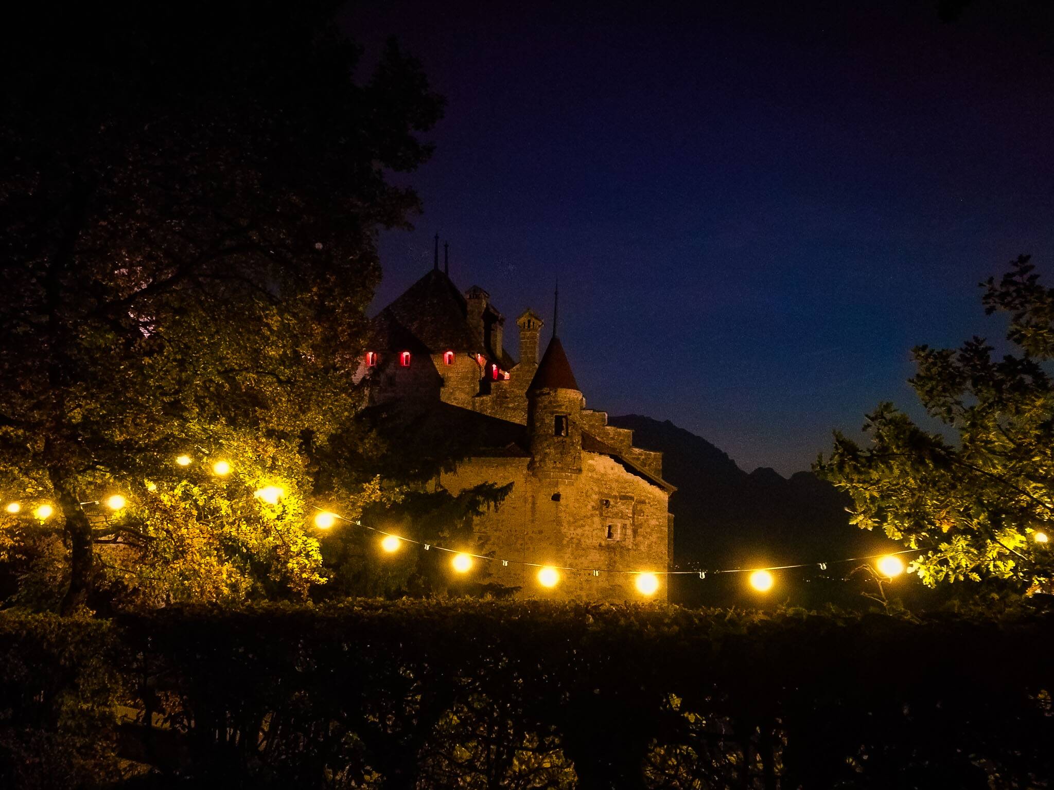 Apaixonante vista do Castelo de Chillon à noite. 