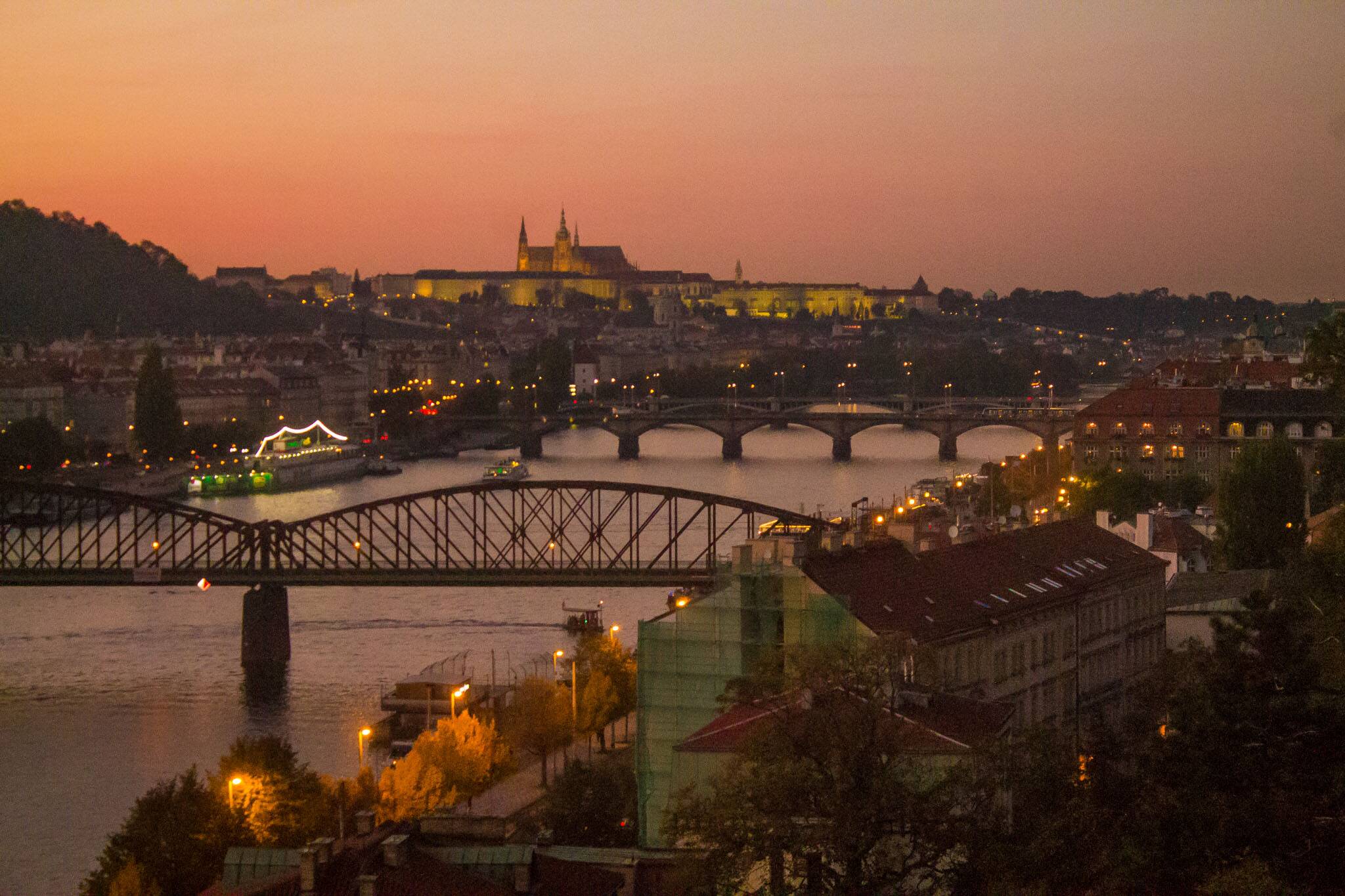 Pôr do sol maravilhoso em Praga, visto deste o mirante em Vyšehrad | Foto: Bruno/@naproadavida - três dias em Praga com €50