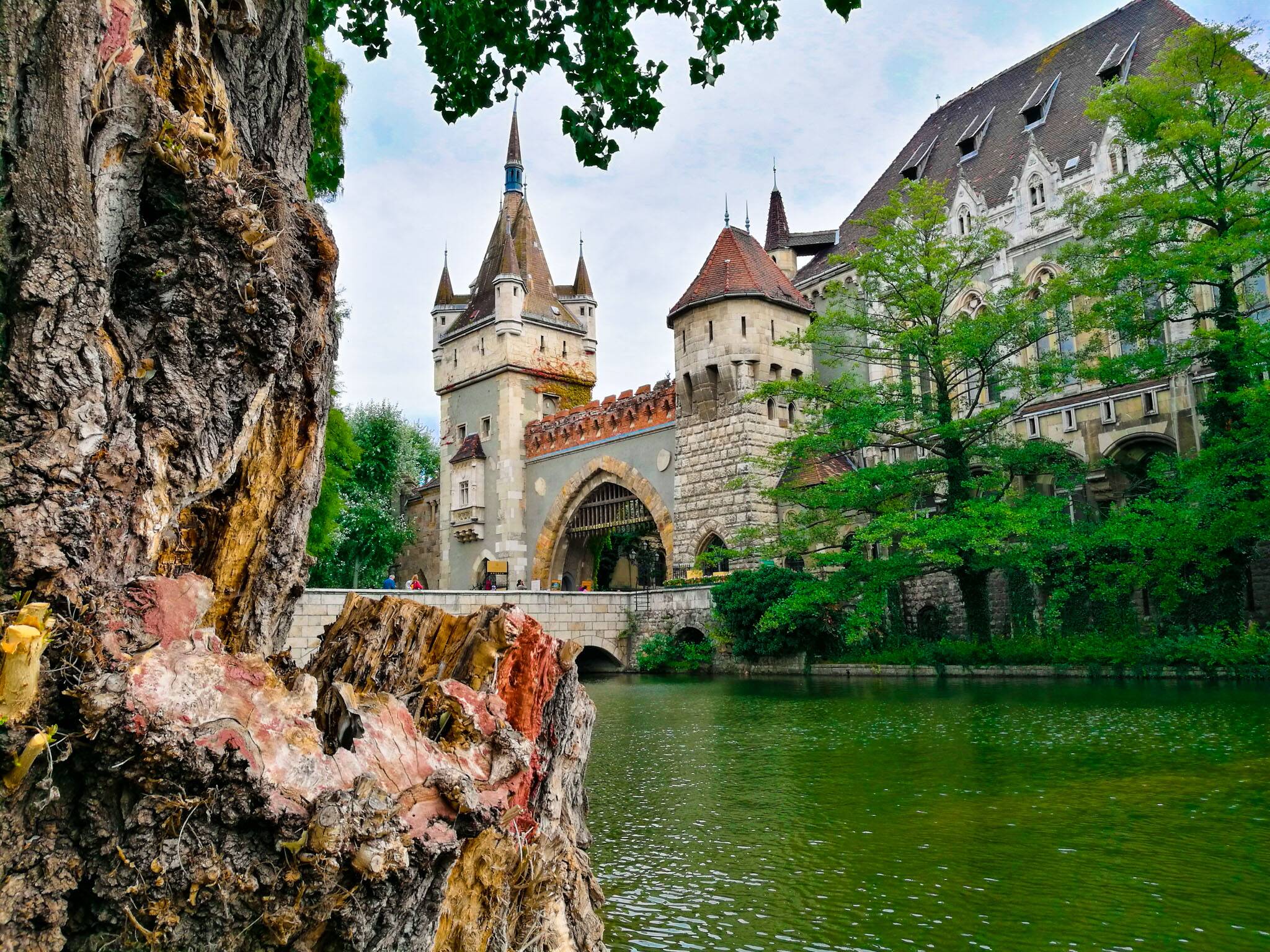 O Vajdahunyad Castle dentro do Parque da Cidade | Foto: Bruno/@naproadavida - O que fazer em Budapeste de graça