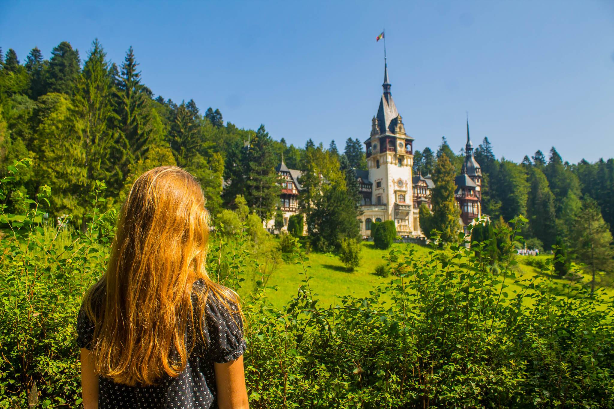 Victória apaixonada pelos castelos da Romênia - um país ótimo para viajar na Europa economizando