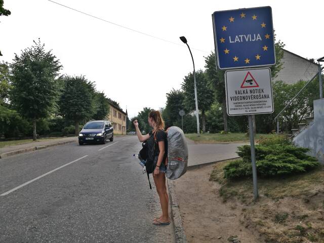 Nós viajamos pedindo carona pela Letônia. Foto: Bruno/@naproadavida