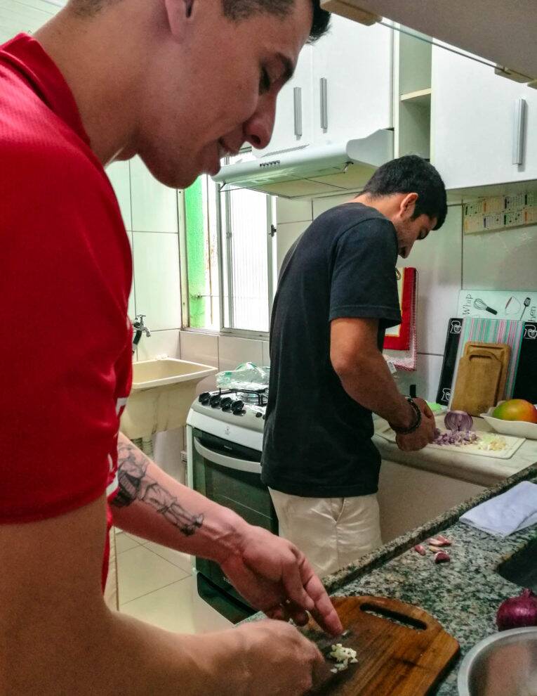 Bruno e Richard cortando os ingredientes para fazer o Pad Thai | Foto: Victória/@naproadavida