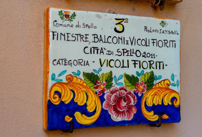 Azulejo mostrando um dos ganhadores do concurso "Finestre, balconi e vicoli fioriti" em Spello.