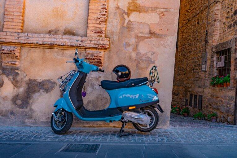 Um dos símbolos da Itália, as pequenas scooters em Spello. | Foto: Bruno/@naproadavida