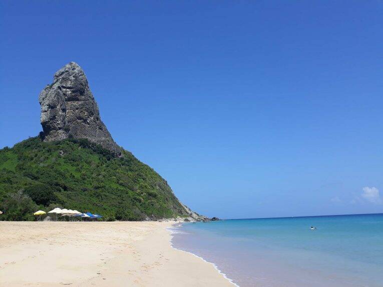 A Praia da Conceição e o Morro do Pico em Noronha