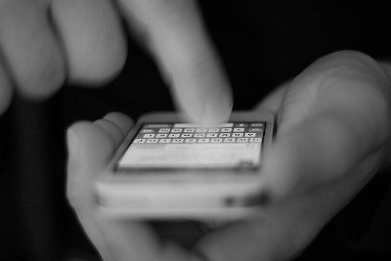 digitando no celular - receber sms online