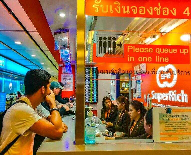 Trocando dinheiro na SuperRich do aeroporto de Bangkok (Suvarnabhumi Airpot). | Foto: Victória/@naproadavida - câmbio na Tailândia