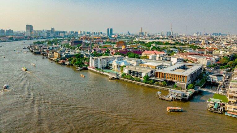 A cidade de Bangkok vista de cima. Na foto: o Grand Palace, Rio Chao Phraya e vida cotidiana da capital tailandesa. | Foto: Bruno/@naproadavida - câmbio na Tailandia